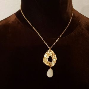 NWOT CRACKLED WHITE TURQUOISE CHARM NECKLACE